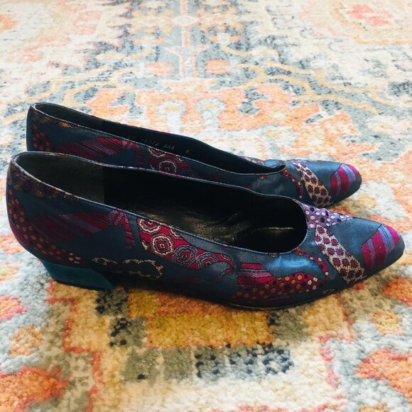 STUART WEITZMAN FOR MR. SEYMOUR Vintage Blue Silk Tie Print Suede Heels 8 AAA - Picture 6 of 14